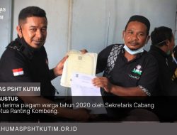 Sekcab PSHT Kutim Serahkan Piagam Ke Ranting Kombeng