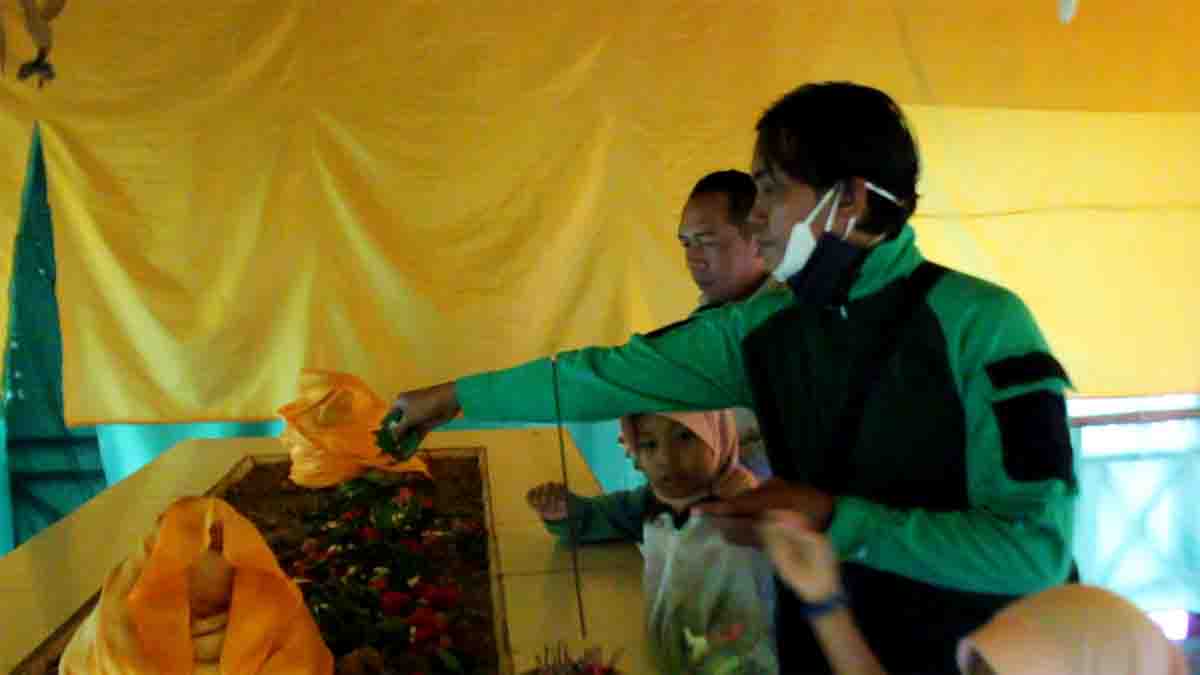 Tradisi Nyekar PSHT Cabang Kutai Timur